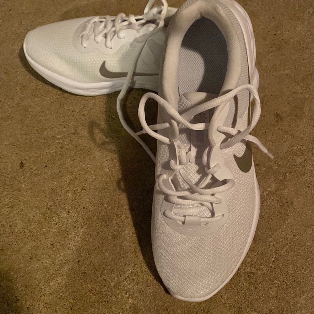 Women’s Nike shoes size 11